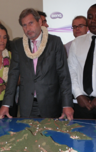 Johannes Hahn devant la maquette d'aménagement de l'île