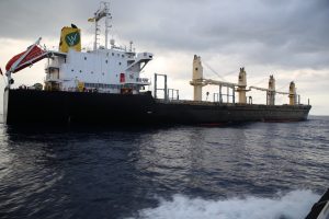 Le cimentier Bich1 est venu approvisionné hier l'île en ciment