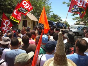 Bref moment de tension devant le vice-rectorat lorsque les forces de l'ordre éloignent les manifestants du portail d'entrée