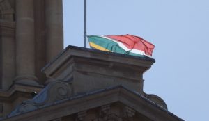 Drapeau en berne au dessus de l'Hôtel de ville du Cap, comme dans tout le pays