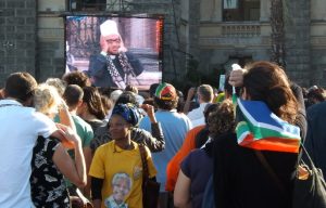 Une prière musulmane pour Mandela. Chrétiens, Hindous ou Juifs se sont également reccueillis en mémoire de Mandela