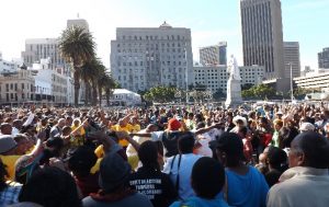 La foule danse devant l'Hôtel de ville du Cap, vendredi, quelques heures après l'annonce de la disparition de Mandela