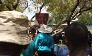 A partir de 11 heures ce matin à Upington, la grande ville du Nord-Ouest sur le fleuve Orange, des centaines de personnes suivent l’hommage à Mandela