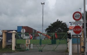 LE PORT DE LONGONI BOQUE PAR LES GREVISTES