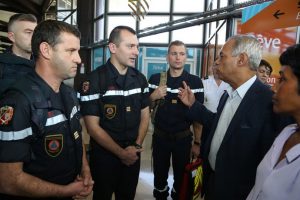 Victorin Lurel s’entretient avec les personnels de la sécurité civile envoyée par le gouvernement. (Crédit photo : préfecture de La Réunion)