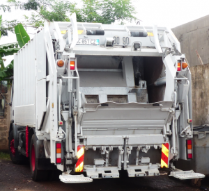 Un des deux camions compacteurs