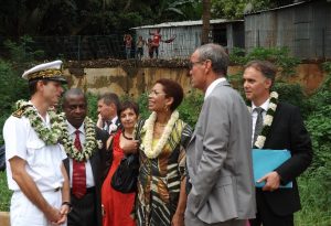 Le préfet, le maire de Mamoudzou, le principal du collège de Doujani et le vice-recteur entourent la ministre, sous le regard des gamins des bangas