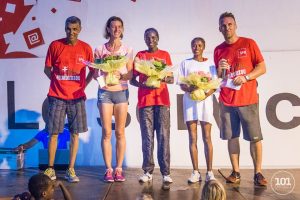 Le podium féminin encadré de Jean-Louis Prianon le parrain de l'épreuve et de Sébastien Synave, organisateur de l'événement