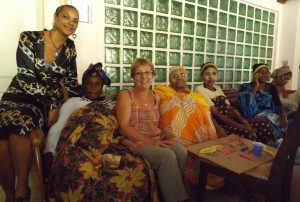 Céline Esnault et Brigitte Brunet entourées de cocos de Petite-Terre