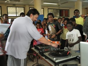 Élèves de Doujani avec le rappeur Jimmy Jay