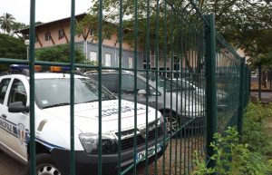 Un véhicule de la police municipale sur le parking du collège de Dembéni celundi 24 mars