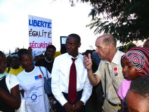 Rencontres à l'improviste entre Roger Combarel et Bacar Ali Boto, entourés par les lycéens