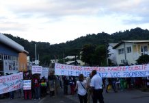 La route de Cananga bloquée par les enseignants