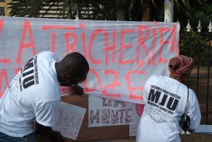 Des partisans de la liste MJU-UMP installent des banderoles de protestation devant la mairie de Demb?ni