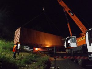 Début du levage du container sur la nationale 2