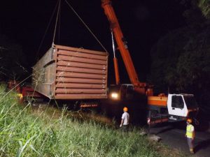 Le container déposé sur le coté de la chaussée