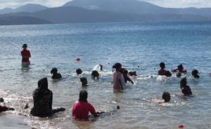 Les filles se baignent sous la surveillance d'une maître-nageuse