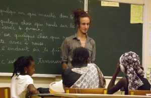 Les enfants écoutent leur voix dans le reportage sur Mgombani propre