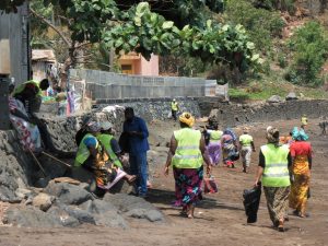 Opération de nettoyage médiatisée en 2010 à Koungou... les déchets étaient revenus le lendemain