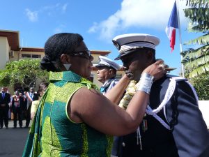 Un collier de fleurs remis par Zoulfati, la femme du capitaine Chamassi