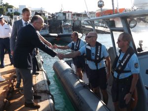 Le mministre de l'Intérieur a salué policiers, gendarmes, marins et douaniers sur le port de Dzaoudzi