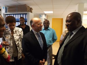 Bernard Cazeneuve dans les services de la préfecture de Mamoudzou, ce jeudi 19 juin au matin