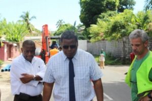 Visite de Daniel Zaïdani à Labattoir, le 31 mars 2014 pour estimer les dégâts causés par le cyclone Hellen avec la Direction de l’Aménagement du Conseil général et la DEAL