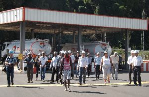 Les visiteurs du jour devant la station de remplissage des citernes