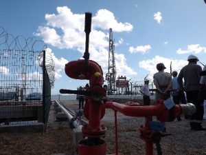 Le bras de déchargement des tankers sur le port de Longoni