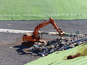 La tractopelle étale les déchets