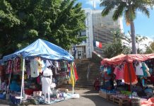 Devant la CCI, à la sauvette