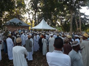 Les hommes assemblés pour l'inhumation au cimetière de Tsingoni le 22 juillet 2014