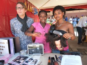 Des jeunes en formation de CAP coiffure