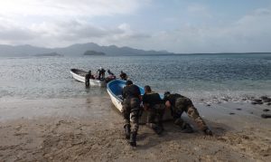 Les deux kwassas récupérés par la gndarmerie sur l'îlot Mtsamboro ce 3 mars 2015 sont évacués par les gendarmes