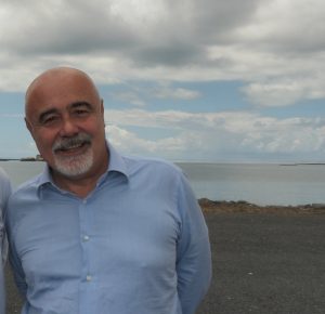 Jean-Claude Pastorelli devant les tables d'aquaculture à Longoni