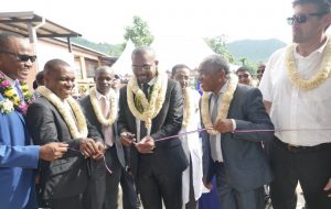 Harouna Colo accompagné notamment du maire de Bandraboua lors d'une inauguration d'une maison de santé