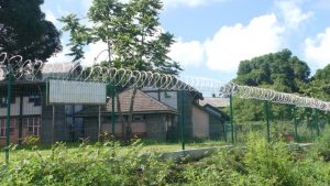 Barbelés au collège de Chiconi