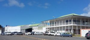 Le Centre pénitentiaire de Majicavo, vu de l'entrée du parking