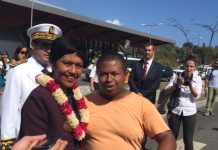 Ericka Bareigts accueillie par l’intersyndicale à l’aéroport de Mayotte