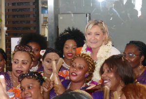 Marine Le Pen prise dans le tourbillon du mbiwi le 30 novembre 2016 à Mayotte