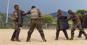 Exercice TIOR (Technique d'intervention opérationnelle rapprochée) sur une plage mahoraise