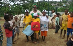 Les trois vainqueurs qui ont ramassé 48 sacs de canettes à eux 3