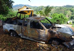 La carcasse d'une voiture incendiée dans le quartier de Tanafou, début 2017 (Archives JDM)
