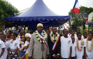 Mohamed Majani avec le conseil municipal des jeunes à l'occasion de la présentation de ses voeux