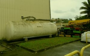 Une grosse cuve récupère les eaux de toiture d’un hangar Colas à Majicavo à partir d'un tuyau spécialement installé pour récupérer l’eau des gouttières