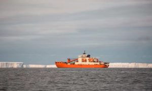 L’Akademik Treshnikov dans un champ d’icebergs prés de l’île Siple (Photo: Noé Sardet/Parafilms/EPF)