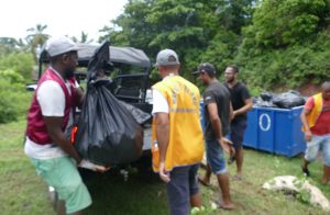 Une matinée pour évacuer des déchets jetés par les habitants d'un quartier de Majicavo