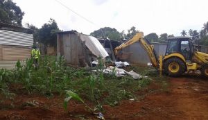 Les pelleteuses détruisent les bangas illégaux en construction à Kahani vendredi dernier
