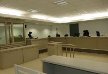 En djellaba et armé d’un pistolet-jouet : Il joue le rôle de sa vie