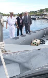 Des boudins qui ne tiennent plus la mer... C'est l'état des moyens nautiques à Mayotte que découvrait Bruno Le Roux 